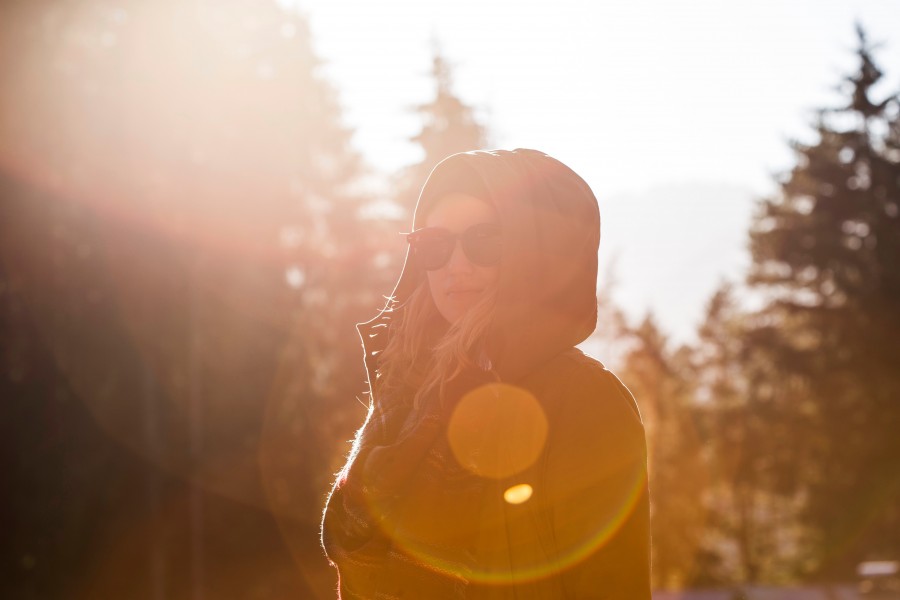 mujer, bosque, atardecer, gente, una persona, 20 años, joven, libertad, reflejo, rayo de sol, viajar, vacaciones, aire libre, dia, exterior, lentes de sol, fondos de pantalla hd, fondos de pantalla 4k