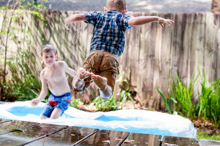 inflable, niño, niñoz, amigo, hermanos, niñez, jugar, juego, concepto, dos persona, verano, calor, pileta, piscina, agua, mojado, refrescar, 