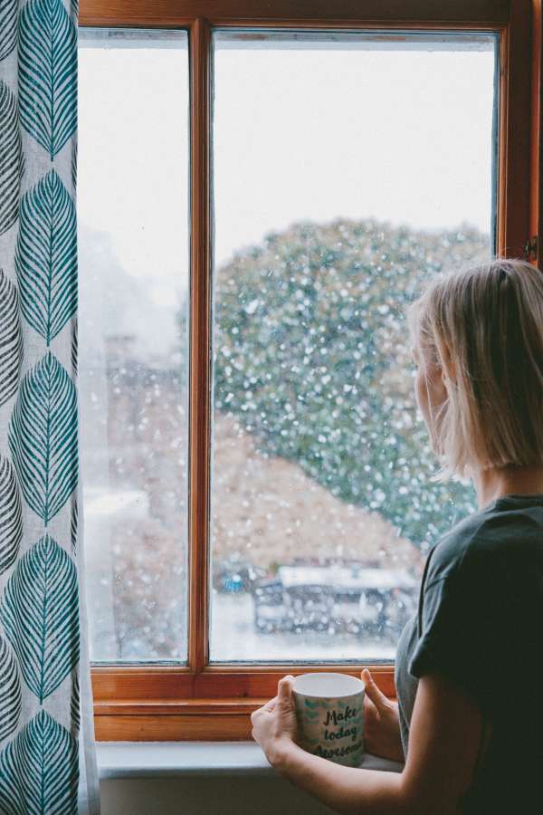 mujer, interior, taza, cafe, bebida, caliente, invierno, ventana, joven, nieve, esperar, contemplar, 