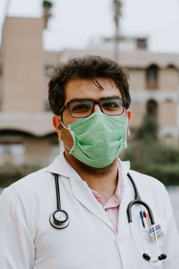 médico, médico, medicina, hospital, salud, cuidado de la salud, estetoscopio, cuidado, personas, masculino, profesional, persona, clínica, uniforme, joven, virus, viral, pandemia, corona, covid-19, barbijo, 