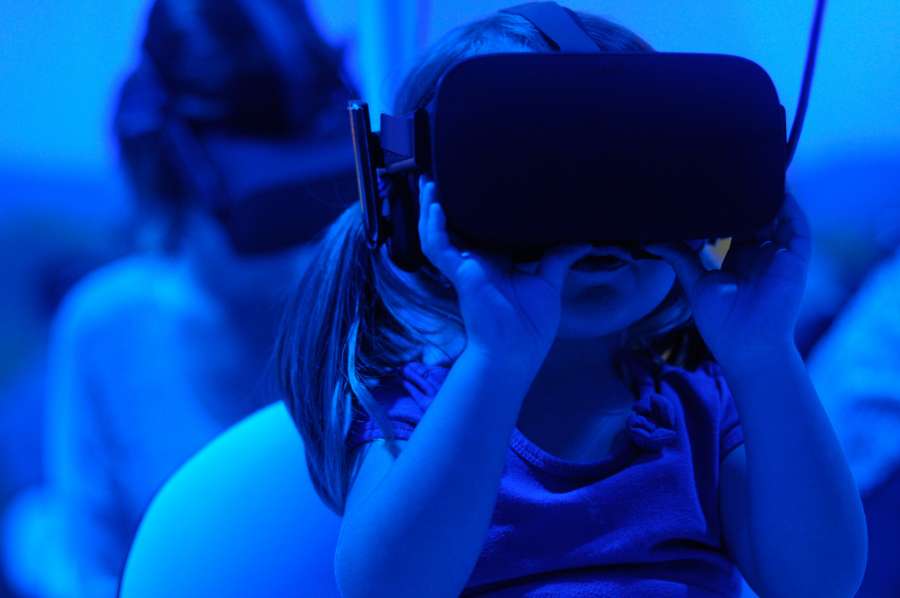 tecnología, niña, pequeño, Vr, auricular, máscara, moderno, niño, niño, juego, gafas, digital, joven, virtual, realidad, vídeo, 3d, gafas, blanco, vistiendo, fondo, dispositivo, innovación, infancia, estudio, Arkansas, mundo, aumentado, artilugio, utilizando, explorar, disparo, linda, feliz, aislado, expresión, niños, futurista, artilugios, entretenimiento, futuro, divertido, amistad, niños, casa, gente, experiencia, caucásico, educación, hembra