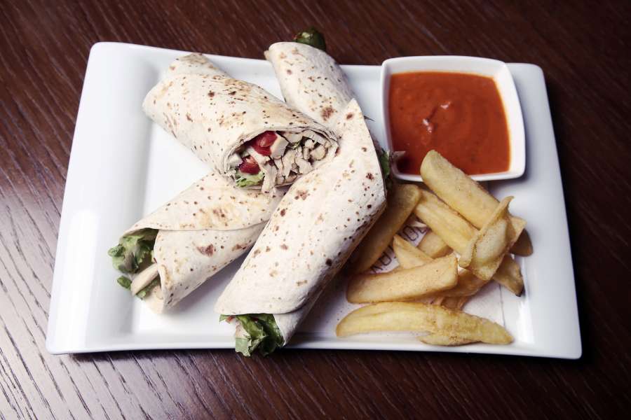 doner, doner kebab, comida, papas fritas, salsa de tomate