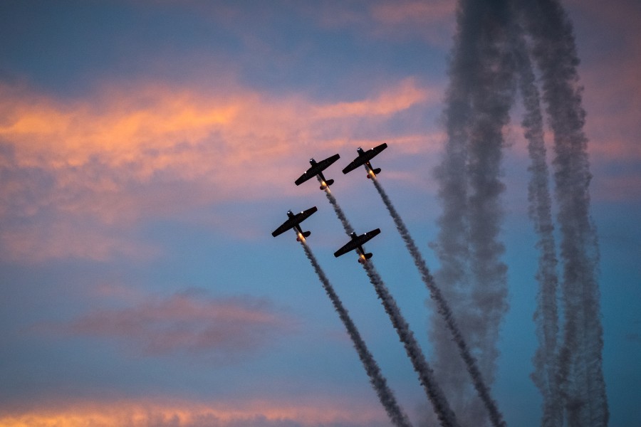atardecer, ocaso, puesta de sol, avion, aviones, acrobacia, aerea, acrobatico, cielo, pirueta, extremo, riesgo, arriesgado, intrepido, 