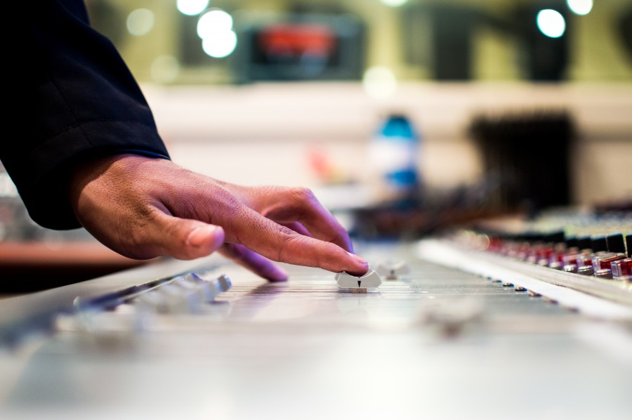 consola, musica, dj, grabacion, grabar, sonido, boton, manos, hombre, trabajo, interior, fuera de foco, 