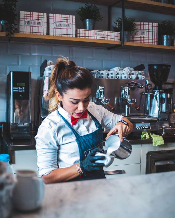 negocio, bar, Cafe expres, cafe, barista, restaurante, cafetería, vaso, trabajador, gente, preparación, beber, máquina, trabajo, servicio, cafetería, tienda, mostrador, fabricante, preparar, profesional, tenencia, propietario, personal, ocupación, hombre, empleado, delantal, molino, torrencial, adentro, vapor, mano, hacer, camarero, mujer, trabajo, industria, atractivo, uniforme, persona, fabricación, herramienta, día, empleador, aparato, Portafiltro, jarra, capuchino, cafeína
