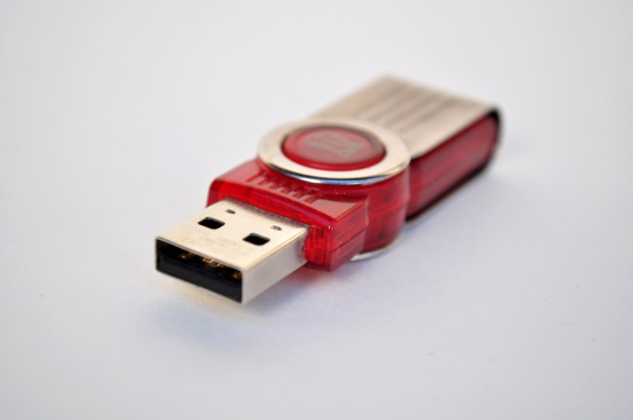 Fondo Blanco,Foto de Estudio,Cut Out,Un objeto, Pendrive, USB, Dispositivo, Tecnologia, Alacenamiento Externo,