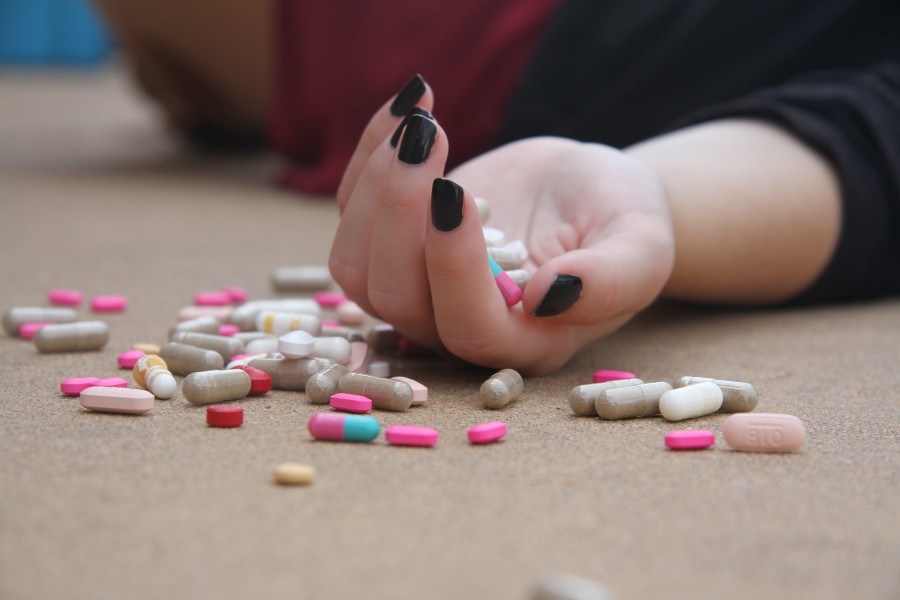 adiccion, mujer, muerte, sobredosis, pastillas, pildoras, pildora, medicamento, abuso, depresion, enfermedad, 