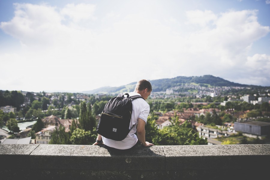 una persona, gente, hombre, mirando, horizonte, paisaje, joven, adulto, corniza, mochila, vacaciones, viajar, viaje, 