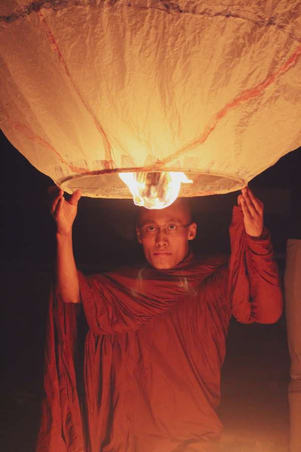 
religión, budismo, monje, noche, Buda, budista, Asia, asiático, viajar, templo, gente, religioso, cultura, rendir culto, fe, tradicional, oro, ligero, espiritual, vela, rezar, hombre, oración, fuego, santuario, monasterio, rojo, oscuro, santo, tailandés, hermosa, árbol, llama, oriental, art, vida, antiguo, creer, peregrinación, antiguo, diseño, arquitectura, ilustración, quemar, celebracion
