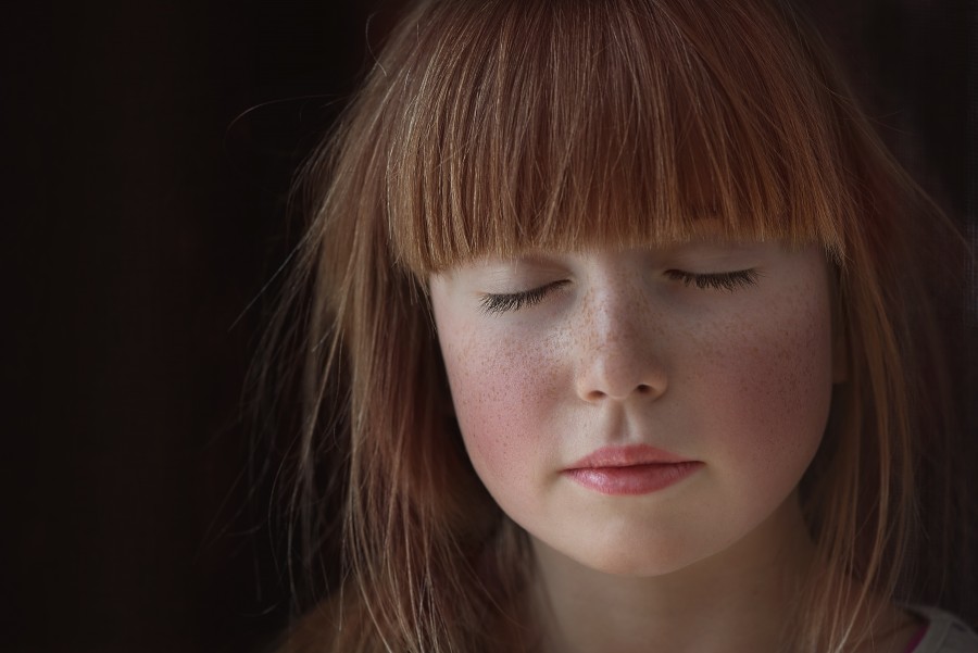 una persona, gente, niña, flequillo, maquillaje, ojos cerrados, sueño, soñar, inocencia, redhead, deseo, desear, 