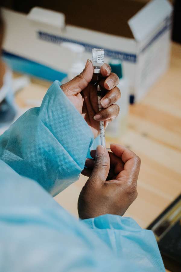 inyección, medicina, doctor, virus, jeringa, médico, salud, vacuna, coronavirus, vacunación, hospital, tratamiento, cuidado, aguja, droga, covid-19, corona, gripe, clínica, protección, enfermedad, inmunización, prevención, medicación, enfermera, enfermedad, pandemia, máscara, paciente, epidemia, infección, mano, cuidado de la salud, disparo, covid, dosis, ciencia, terapia, cura, equipo, vector, mujer, inmune, aislado, fondo, hombre, gente, adulto, persona, COVID-19