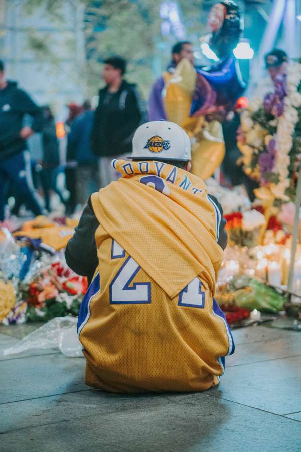 fan, homenaje, muerte, Kobe Bryant, leyenda, basketball, baloncesto, deporte, niño, funeral, famoso,  tristeza,