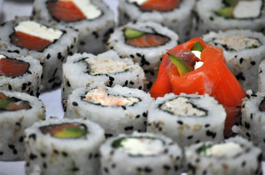 Sushi, comidas, Comida Japonesa, Salmon Rosado, Salmon, Palta, Aguacate, Arroz, Comidas y bebidas, Plato, Grupo grande de objetos, 