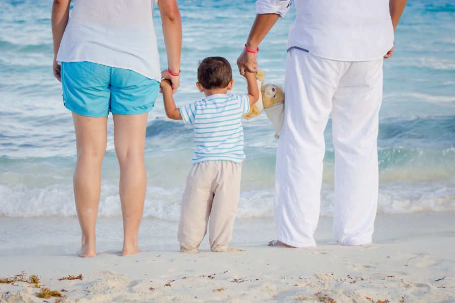familia, unión, amor, ternura, hijo, padres, mamá, papá, de las manos, playa, mar, vacaciones familiares, niño, oso de peluche