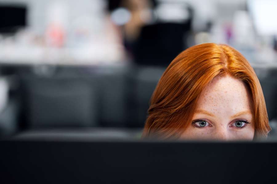 escritorio, trabajo, oficina, negocio, joven, computadora, hembra, trabajo, mujer de negocios, casa, emprendedor, niña, profesional, sentado, mujer, gente, hermosa, pelirrojo, cuaderno, Internet, empleado, corporativo, uno, persona, mujer, dama, adulto, lectura, tecnología, trabajador, pc, salud, lugar de trabajo, padre, lugar, ocupado, maternidad, día, pelirrojo, ojos azules,