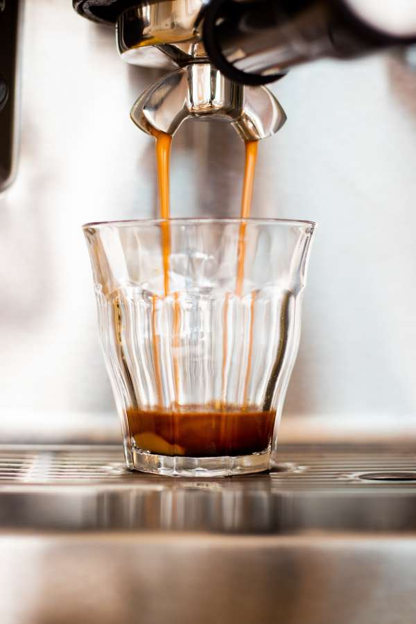 cafe, Café exprés, cafetería, máquina, beber, fabricante, caliente, vaso, bar, bebida, preparar, profesional, restaurante, capuchino, cafetería, preparación, cafeína, tienda, mañana, hacer, barista, mostrador, fresco, negocio, herramienta, primer plano, servicio, vertiendo, trabajo, moderno, mano, marrón, cocina, desayuno, blanco, aroma, aparato, fabricación, café con leche, equipo, italiano, casa, espuma, taza, automático, vapor, dispensador, primer plano, comida, Leche

