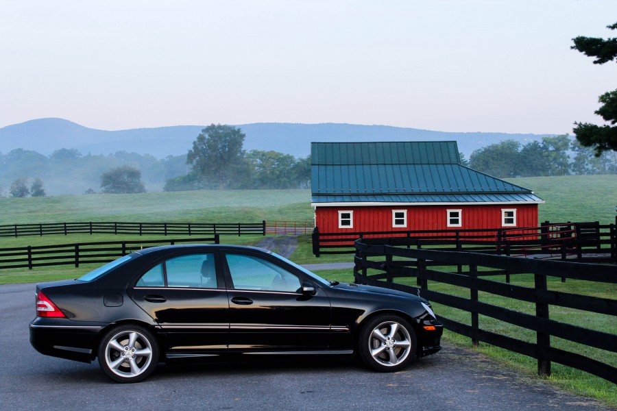 granja,casa,auto,coche,carro,negro,campo,escena rural,moderno,contraste,parking,estacionamiento,exterior,nadie,dia,