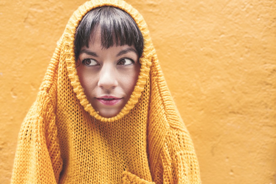 amarillo,mujer,swater,ropa,abrigo,concepto, una persona,joven,20 años, belleza, paredes, pintura, colorido, fondo, lana