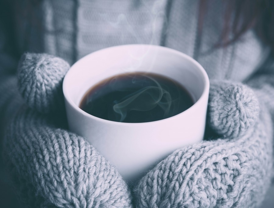 una persona, gente, mujer, guantes, guante, tejido, lana, frio, cafe, taza, bebida, caliente, invierno, concepto, 