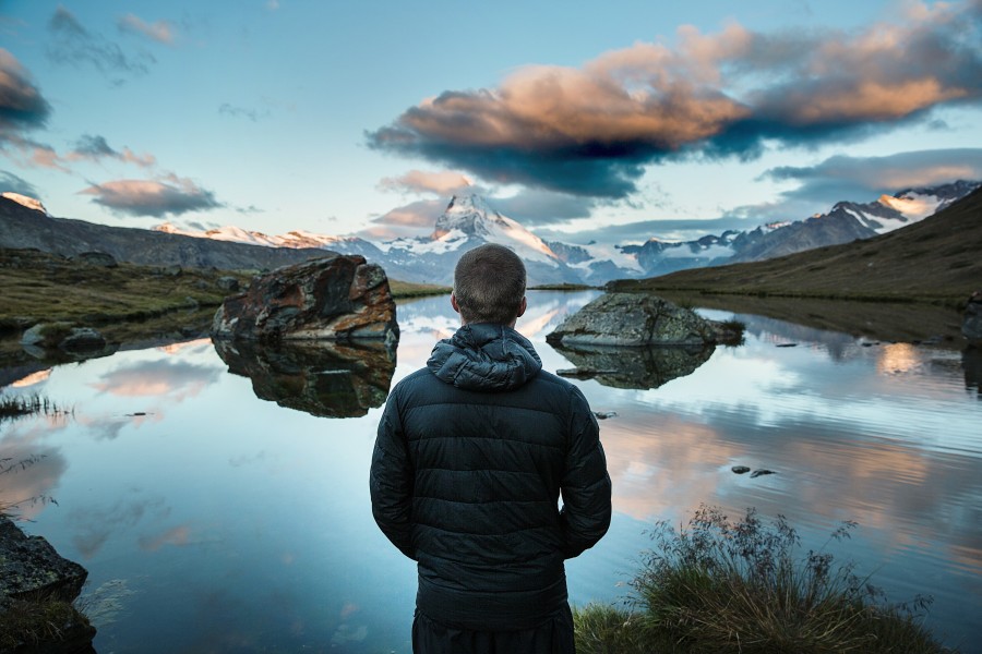 una persona, gente, hombre, mirando, lago, horizonte, paisaje, joven, adulto, vacaciones, viajar, viaje, montaa, invierno, campera, 