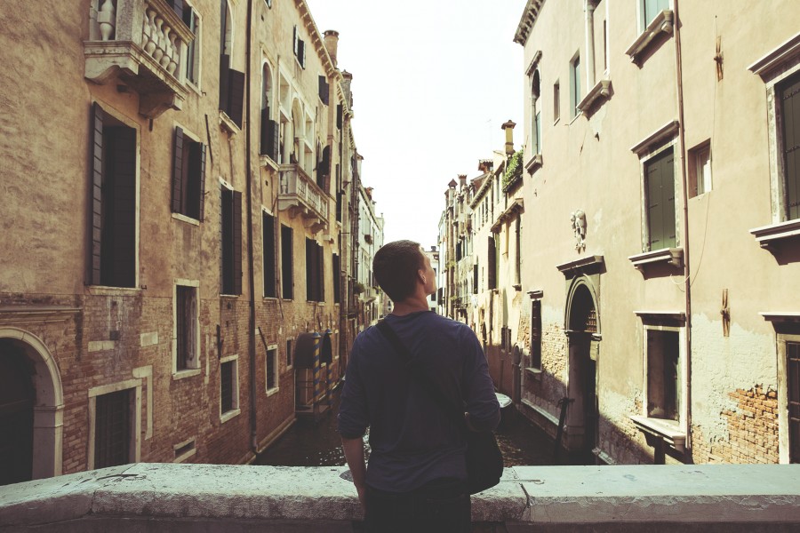 una persona, gente, hombre, mirando, rio, horizonte, paisaje, joven, adulto, vacaciones, viajar, viaje, urbano, europa, canal, 