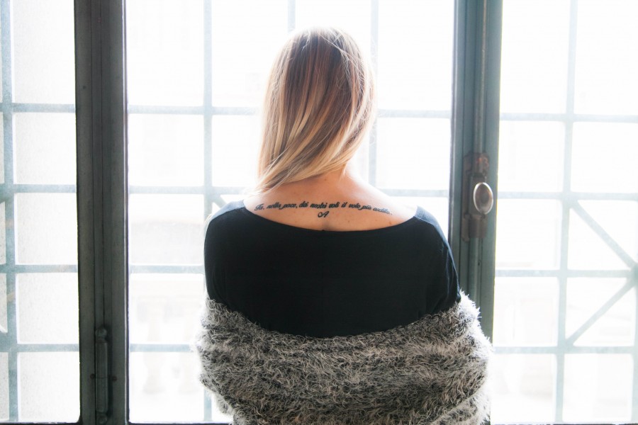 splitshire, una persona, gente, mujer, interior, espaldas, ventana, moda, joven, rubia, rubio, tatuaje, concepto, 