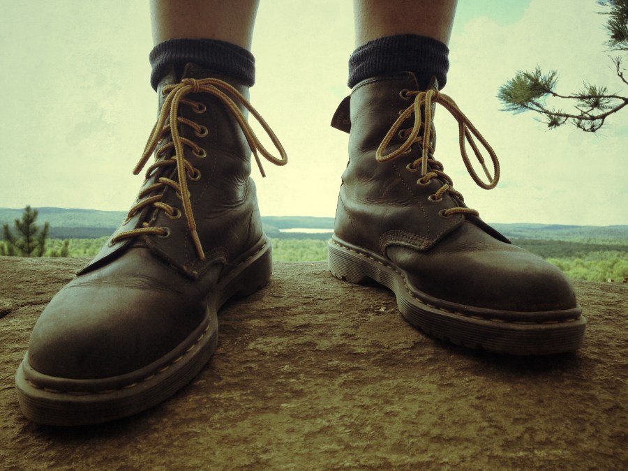 una persona,hombre,zapatos,zapato,pisada,firme,firmeza,verano,borsego,borsegos,borseguies,cuero,duro,exterior,caminata,primer plano,marron,bota,botas,caliente,calientes, cordones, cordon, 