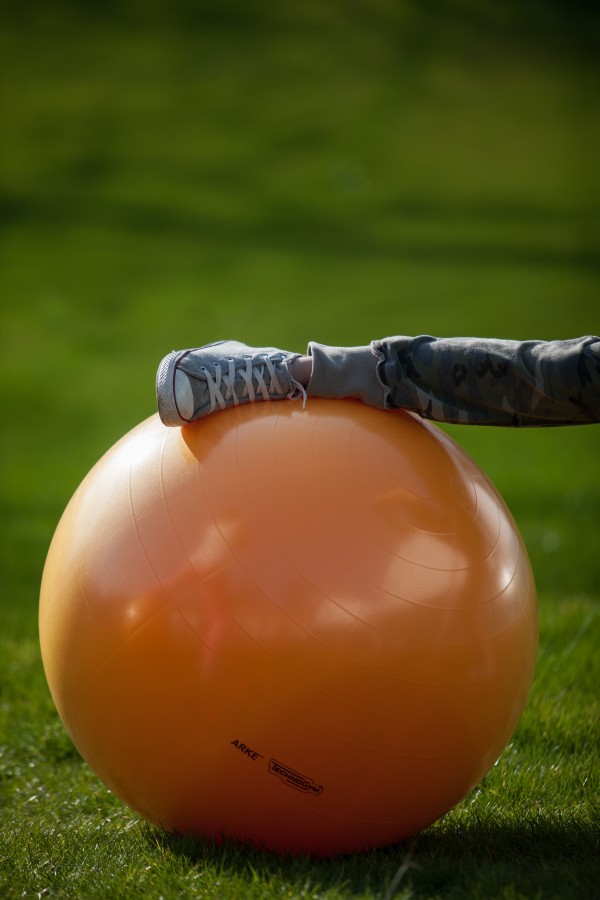 elongar, estirar, estiramientos, pierna, deportes, pelota, exterior, ejercicio, ejercitar, una persona, gym, balon, 