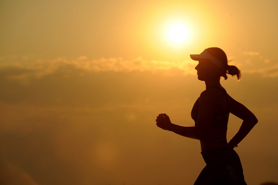 una persona, gente, mujer, atardecer, ocaso, puesta de sol, running, deportes, sombra, joven, actividad, correr, aire libre, 
