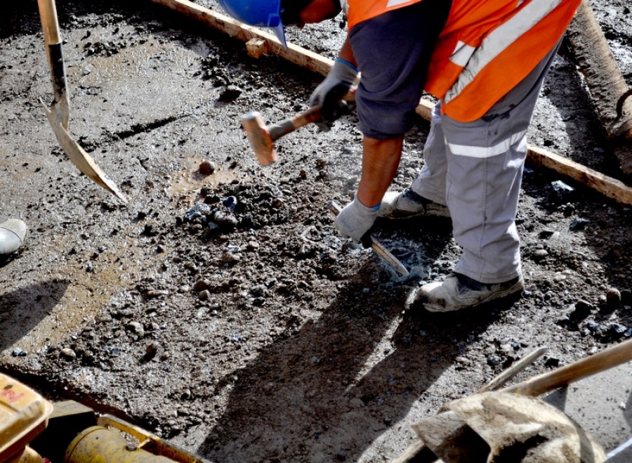 una persona, gente, hombre, construccion, trabajo, trabajador, chaleco, martillo, herramienta, 30 años, dia, trabajando, seguridad, casco, 