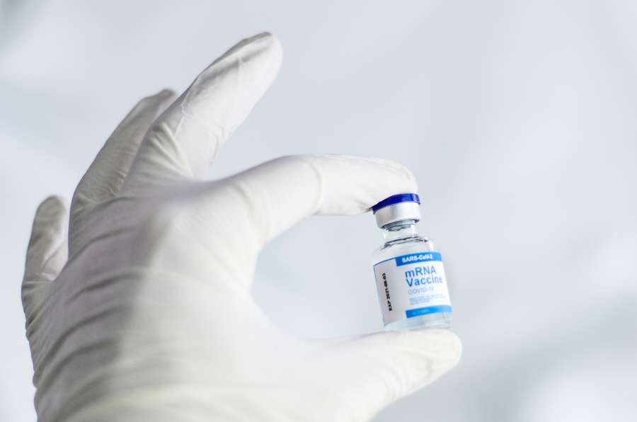 vacuna, virus, medicina, coronavirus, inyección, médico, salud, vacunación, inmunización, covid-19, enfermedad, jeringa, droga, corona, doctor, enfermedad, hospital, gripe, tratamiento, cuidado, medicación, aguja, dosis, ciencia, protección, investigación, paciente, enfermera, epidemia, clínica, cura, pandemia, gente, concepto, farmacéutico, mano, terapia, covid, fondo, cuidado de la salud, mujer, covid19, laboratorio, infección, influenza, prevención, 2019-ncov, primer plano, inmune, inmunidad