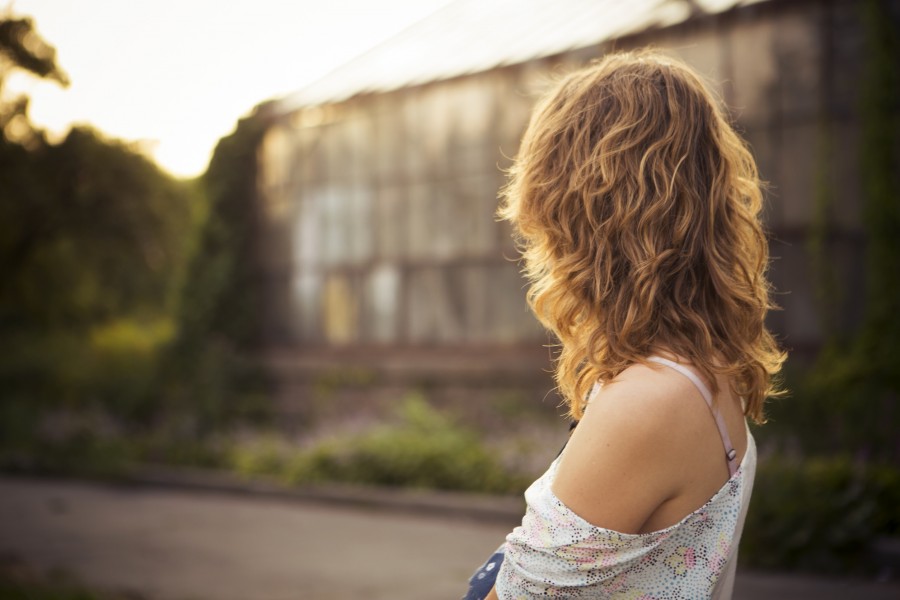 una persona, gente, mujer, rubio, rubia, cabello, exterior, jardin, atardecer, hombro,  belleza, cabello, dorado, 20 años, 