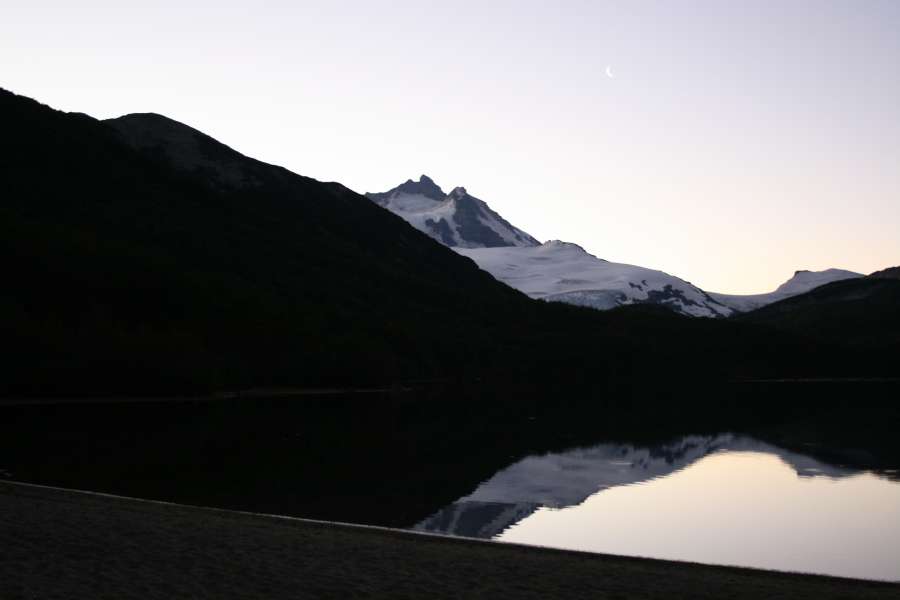 laguna, reflejo, noche, atardecer, anochecer, lago, agua, montaña, paisaje, tranquilidad, naturaleza, nieve, nevado, 