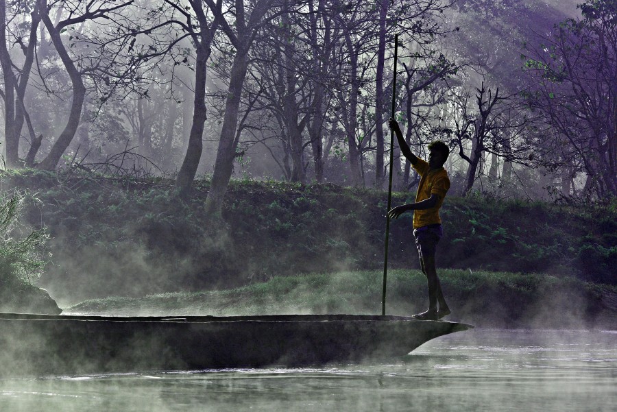 una persona, gente, hombre, joven, nativo, bosque, rio, bote, lancha, gondola, navegacion, navegando, india, empujar, fuerza, 