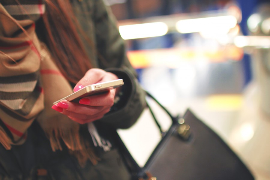 una persona, gente, mujer, joven, celular, telefono, verde, tecnologia, primer plano, exterior, texto, comunicacion, 