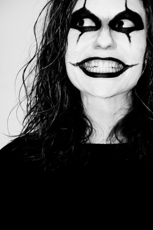 una persona, gente, mujer, blanco y negro, maquillaje, locura, gesto, payaso, mimo, dientes, sonrisa, malevolo, loco, loca, mirada, 