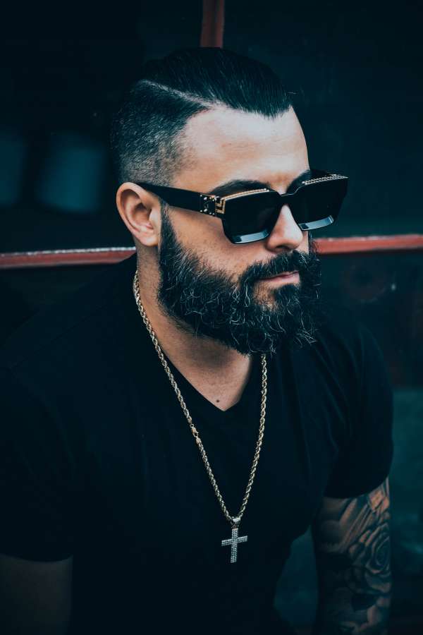 barba, hipster, masculino, moda, hombre, guapo, cara, cabello, retrato, peinado, bigote, estilo, barbudo, atractivo, modelo, de moda, joven, estilo de vida, chico, moderno, elegante, barbero, gente, persona, corte de pelo, hermosura, trasfondo, adulto, expresión, remera, ilustración, siluetas, casual, machista, caucasiano, vectoriales, suelto, negras, lentes de sol, cabeza, barbería, hombres, personaje, grises, brutal, sexy, retro, guays
