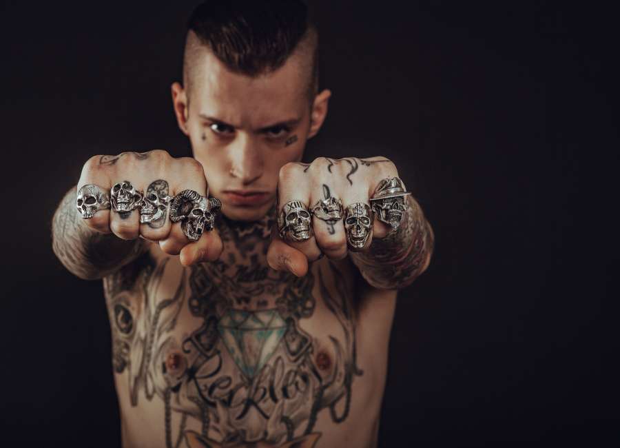 hombre, joven, tatuaje, actitud, anillo, rock, heavy metales, puño, concepto, golpe, mirada, serio, pandilla
