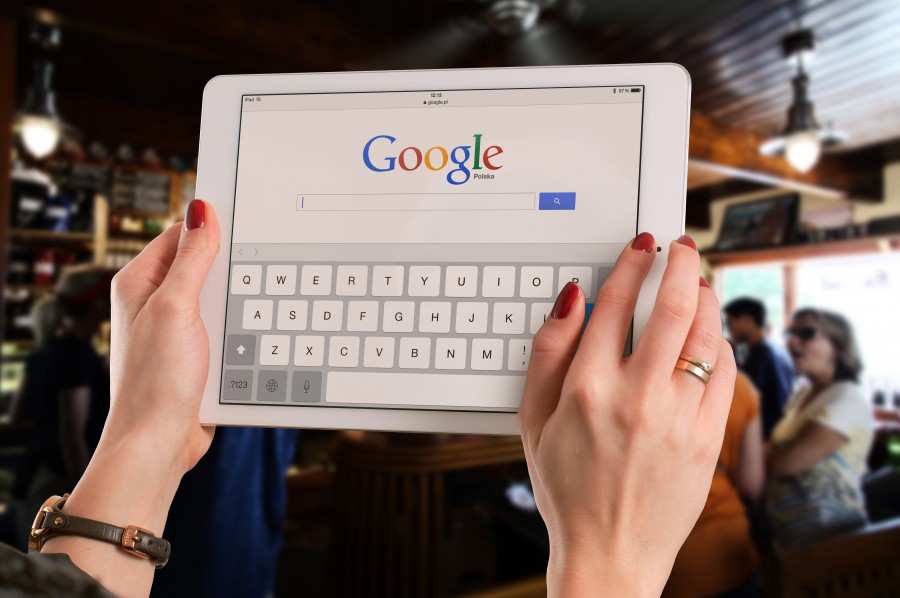 mujer, manos, tecnologia, internet, buscador, google, primer plano, tablet, ipad, 