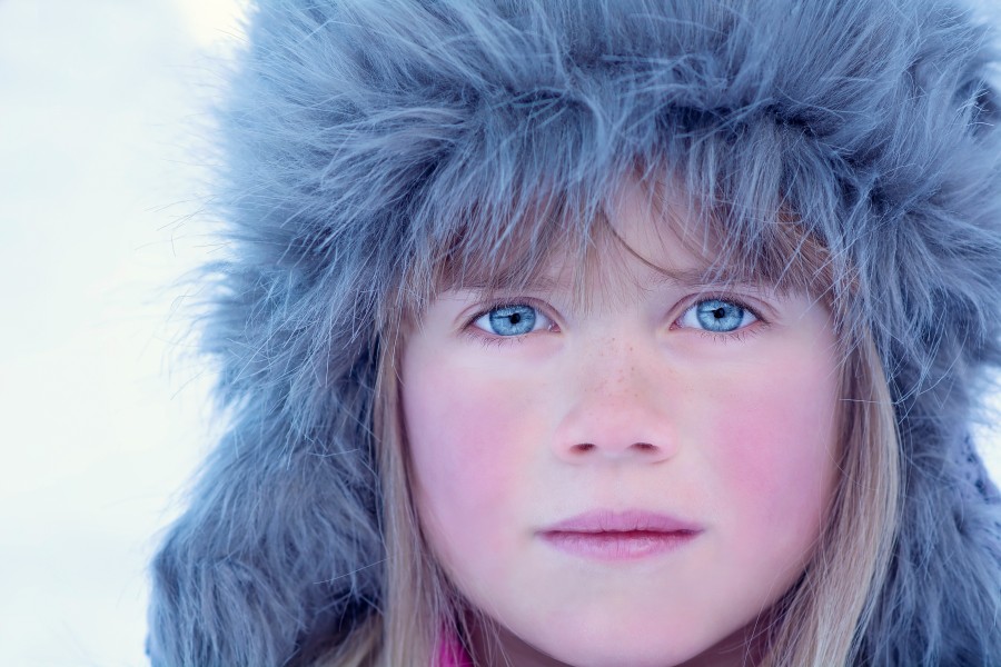 una persona, gente, niña, sombrero, piel, abrigo, rostro, invierno, nieve, exterior, cara, ojos, celestes, azules, azul, celeste, mirada, inocencia, 