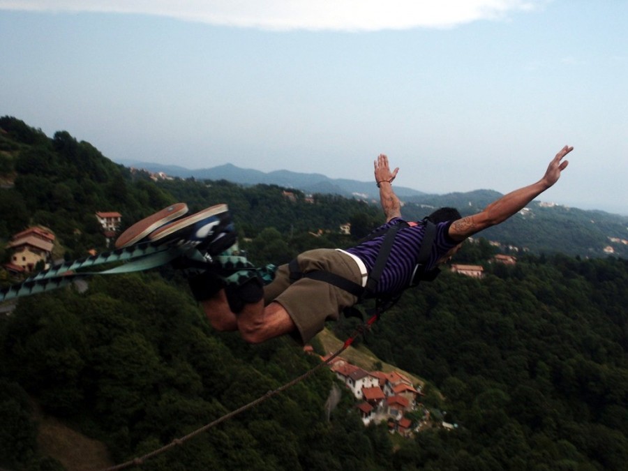 una persona, gente, hombre, joven, adulto, salto, saltar, saltando, deportes, extremo, peligro, bungee, adrenalina, aire libre, exterior, montaña, 