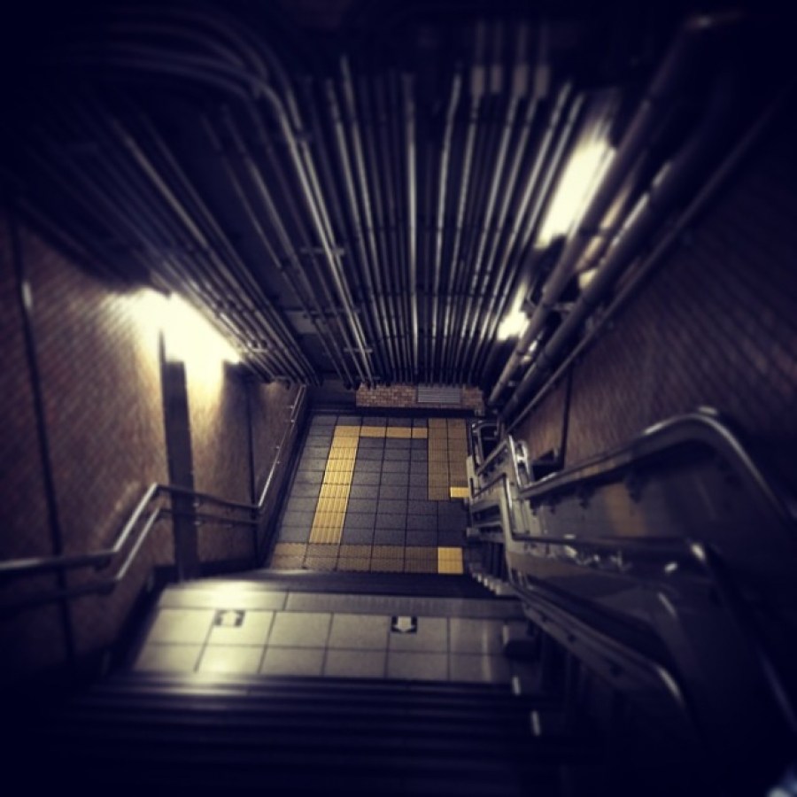 escalera, escalones, subte, metro, bajar, noche, luz, luces, tenebroso, miedo, nadie, 