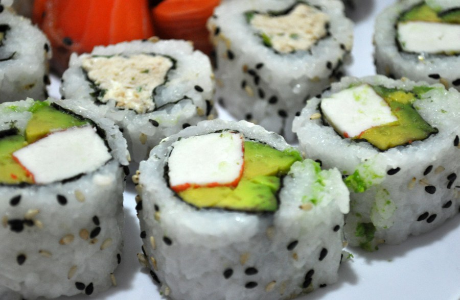 Sushi, comidas, Comida Japonesa, Salmon Rosado, Salmon, Palta, Aguacate, Arroz, Comidas y bebidas, Plato, Grupo grande de objetos, kanikama