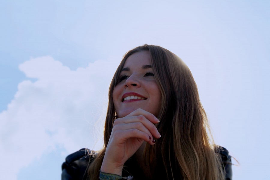 mujer, sonrisa, joven, 20 años, alegria, felicidad, verano, exterior, cielo, rostro, sonreir, gesto, 