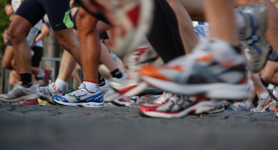 running, correr, deportes, una persona, noche, salud, esfuerzo, corriendo, amarillo, silueta,  