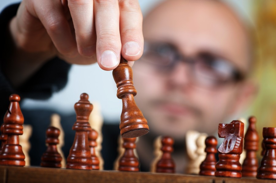 acción, peon, estratégica, tablero de ajedrez, psicologia, expresion, inteligencia, masculino, competitivo, jaque mate, casual, intenso, estilo de vida, ajedrez, mirar, cara, persona, competencia, concentracion, jugador, juego, analizar, hombre, juego, pensativa, analitico, jugada, movimiento, 