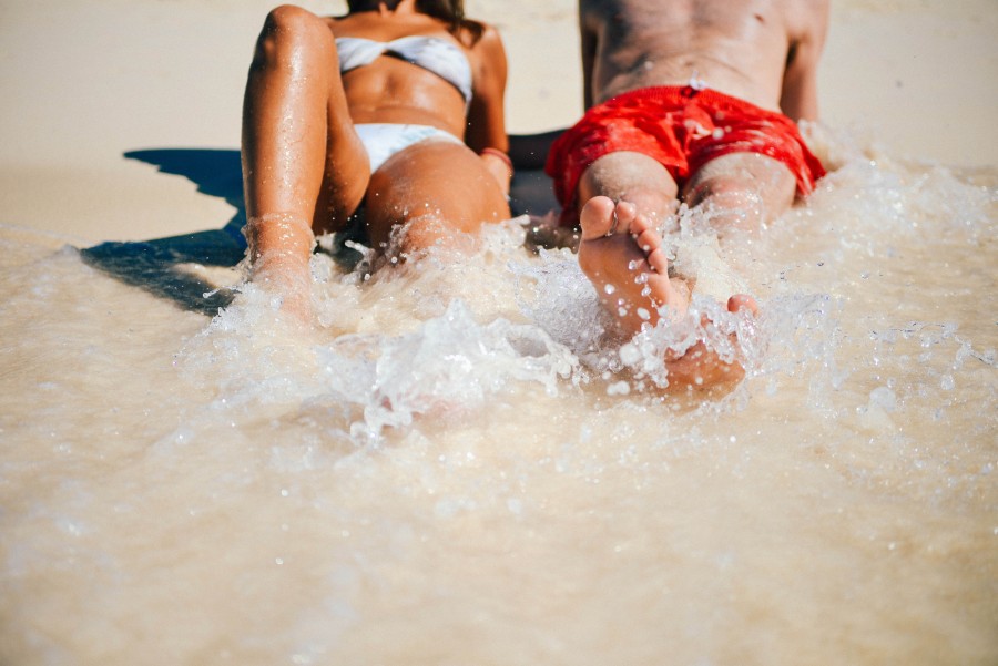 Pies,playa, Chica, vacaciones, verano, agua, mujer, ropa de playa, bikini, muchacha, muchacho, lindo, diversion, amor, hombre, jugueton, relacion, mar, salpicadura, sol, vacaciones, san valentín, verano, viajar, relajarse, vacaciones ,pareja, amor, rojo, caribe, 