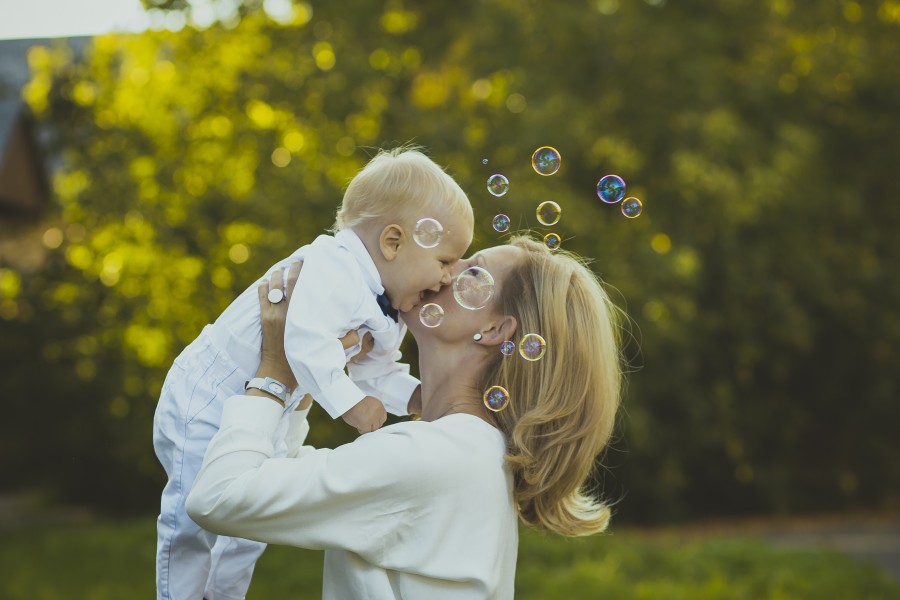 dos personas, madre, hijo, bebe, niño, rubio, 6 meses, amor, beso, adulto, exterior, burbuja, levantar, levantando, primer plano, 