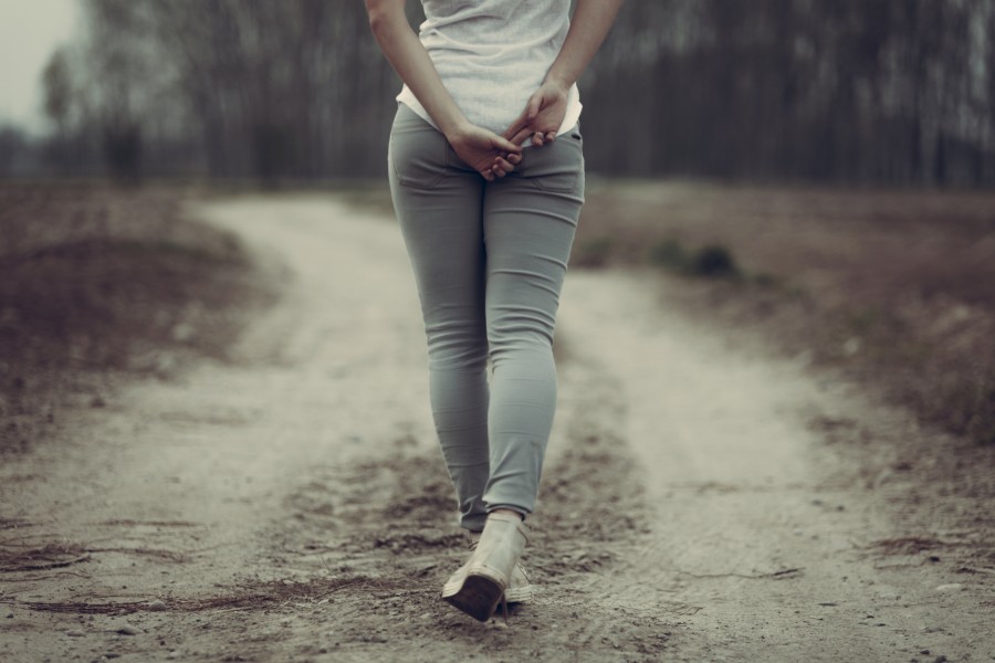 una persona, gente, mujer, exterior, vista de atras, concepto, solitario, caminar, caminata, moderno, modelo, paseo, pasear, turismo, 