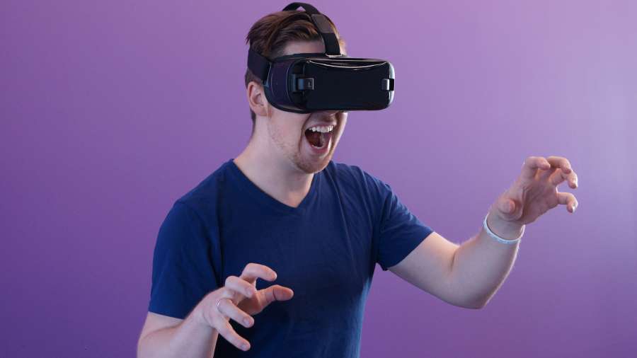 dispositivo, masculino, hombre, auricular, utilizando, vr, virtual, realidad, joven, mira, contemporáneo, noche, oscuridad, gafas, jugar, rojo, juego, gente, uno, ciber, azul, noche, aunque, innovación, rosa, equipo, entretenimiento, chico, digital, ligero, experiencia, 3d, negocios, simulación, japonés, coreano, artilugio, casa, niña, caballero, empresario, visual, tecnología, asiático, hombres, usable, video, adulto, chino, juego, Asia, control, tres, seguro, oficina, ocupación, emocionado, tecnología, antiguo, alegre, disfrutar, reloj, ciencia ficción, moderno, fi, elegante, color, sonrisa, hijo, tenencia, caucásico, futurista, lugar de trabajo, longitud, gesticular, sentado, trimestre, ropa, vistiendo, estilo de vida, corporativo, inmersivo, Enfocado, profesión, elegante, adentro, apuntando, casual, gafas, profesional, oficina, palanca de mando, carrera, remoto, ocio, día, inteligente